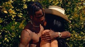 Get the latest music news, watch video clips from music shows, events, and exclusive performances from your favorite artists. Sexy Foto Mit Travis Kylie Jenner Zieht Fur Playboy Blank Promiflash De