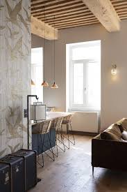 Clos Jouve Appartement Plafond A La Francaise Parquet En Chene Murs Bleu Nuit Papier Petit Appartement Salon Decoration Interieure Plafond A La Francaise