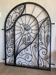 Detalle de una reja de ventana de hierro forjado