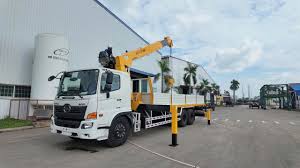 xe cẩu tự hành nâng máy móc công nghiệp