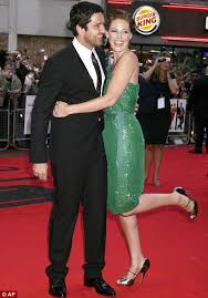 Supreme from a popular cable tv show who insists on telling the ugly truth about. Katherine Heigl Dazzles In Green As She Shares A Hug With Gerard Butler At Ugly Truth Premiere Daily Mail Online