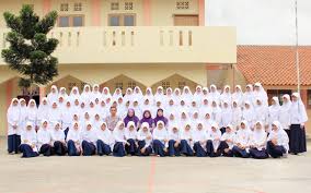 Pada 2009, sekolah menengah kebangsaan pondok upeh memiliki 54 pelajar lelaki dan 41 pelajar perempuan, menjadikan jumlah keseluruhan murid seramai 95 orang. Pondok Pesantren Ishlahul Ummah