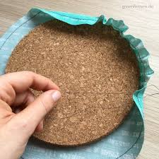 Diy anleitung memoboard mit stoff basteln pinnwand selber machen. Diy Tutorial Pinnwand Aus Kork Und Stoff Ohne Kleber Oder Tacker Memoboard Selber Machen Selber Machen Stoffe Pinnwand Kork
