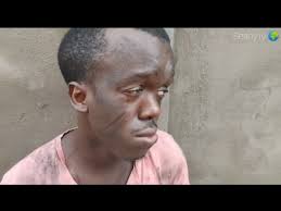 IL AIDE UN SANS-ABRI # HE HELPS SOMEONE