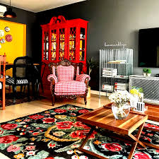 Benogillerin Salonunun En Yeni Uyesi Minik Bir Kafes Dolap Kirmizi Bufeyle Televizyonun Arasinda Yerini Alm Home Decor Living Room Designs Living Room Decor