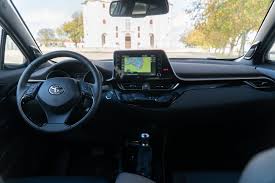 Toyota très belle ligne pas de place à l'arrière consommation comme une voiture normal 5 a 7 litres au 100km suivant la conduite petit réservoir avantage peut tracter une remorque beaucoup de perte. Essai Toyota C Hr Le Test Ou Nous Disons Tout