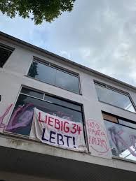 Michael Trammer On Twitter In Bremen Wurde Gestern Dete Ein Seit Jahren Leerstehendes Ehemaliges Kulturzentrum In Der Lahnstrasse Bremer Neustadt Von Flint Gruppe Rosarotezora Besetzt Gerade Findet Ein Strassenfest Mit Ca 100