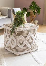 Le gros coussin moelleux de ce pouf design est tenu par une fine structure méta. Poufs Wohnaccessoires