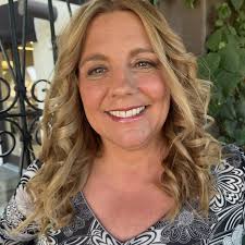 Donna Potts's Instagram, Twitter & Facebook