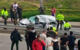 Manifestantes se enfrentan con miembros del escuadrón móvil antidisturbios (esmad) durante las protestas hoy en cali (colombia). Accidente Entre Camion Y Un Carro Particular En Bogota Ya Deja Tres Victimas