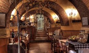 Specialità di pesce e dolci campani in un locale familiare con luci soffuse, travi a vista e scaffali di vini. Dove Mangiare B B Borgo Di Oliveto Bed And Breakfast In Toscana