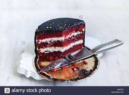 Runder Schwarzer Kuchen Mit Gestreiften Roten Und Weissen Fullung Stockfotografie Alamy