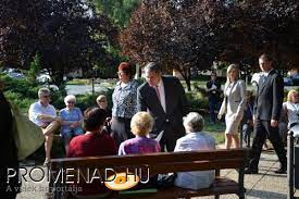 Lázár jános magyar politikus, 2002 óta a fidesz parlamenti képviselője, illetve hódmezővásárhely város polgármestere. Lazar Janos Kiszomboron Tovabb El Szent Istvan Szellemisege Galeriaval A Hirek Foutcaja