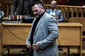 Λιγο λαγοσ έχοντας χτιστεί με συλλαβισμένο αέρα περασμένων χρόνων κλεμμένες ανάσες ζυγίζει τώρα όσες τον άφησαν με θεμέλια σαθρά δεν. Yyfuriun3rrnvm