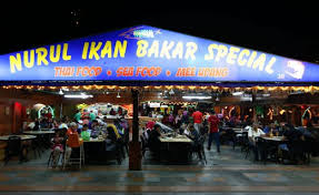 They are actually selecting their dinner! Ikan Bakar Air Asam Nibs Buat Kecur Liur