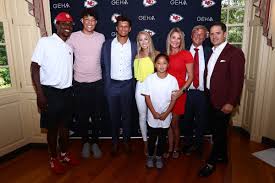He has a sister named mia and a brother named jackson. What The Patrick Mahomes Record Contract Really Means Sports Illustrated