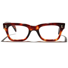 swan optical brown fade 用上了賽璐璐作板材 賽璐璐乃最經典的禁用板材 這種於1865年問世的物料 是世上第一種膠 料 曾於19世紀60年代用以取代製桌球的象牙 故又稱假象牙 但由於賽璐璐非常易燃 2006年被歐盟禁用 cat eye glass glasses eyes