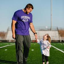 Colton underwood, 26, will be the star of the show for season 23 and he's already got quite a he's a former football player. About Colton Underwood Colton Underwood Legacy Foundation