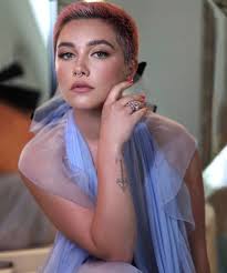 Florence Pugh: Με buzz cut και ροζ απόχρωση στα μαλλιά της έκανε την πιο  ανατρεπτική εμφάνιση στο Couture show του Valentino