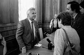 Кравчук переміг уже в першому турі, отримавши понад 60 % голосів. Leonid Kravchuk Buduchi Prezidentom Ezdil Na Sovetskih Avtomobilyah A U Moej Zheny I Syna Ohrany I Blizko Ne Bylo Leonid Kravchuk Personalnyj Sajt
