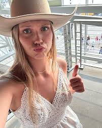 Megan Loritz's Instagram, Twitter & Facebook