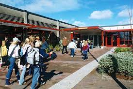 Handbollshallen har en läktare och cafeteria finns i kulturhusets entré. Frolunda Kulturhus Barnguiden Barnguiden