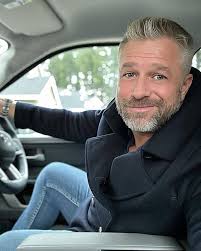 Hi I am single American looking boyfriend