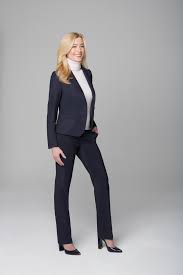 Einer Darf In Ihrem Kleiderschrank Nicht Fehlen Der Nadelstreifen Anzug Nach Mass Dolzer Prasentiert Mit Diesem Model In Du Clothes For Women Fashion Outfits
