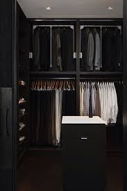 O Closet Organizado Por Cor E Tipos De Roupa Facilita Na Hora De Escolher O Que Vestir Closet Designs Men Closet Closet Design
