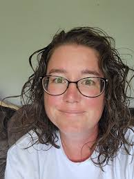 Who is a good hairstylist for curly hair and blowouts between North Port  and Venice?