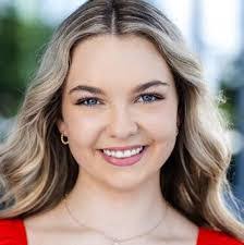 Kelly Tomlin's Instagram, Twitter & Facebook