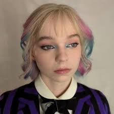 Soft Goth dan Cheerful Glow Makeup ala Wednesday dan Enid dengan Produk  Lokal!