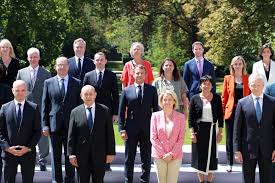Discover more posts about gouvernement. La Photo Officielle Du Gouvernement Castex En Mode Covid Le Huffpost