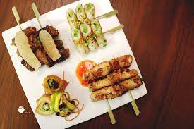 feast of the season 別人吃 左上 牛肉蘆筍卷佐老欉柚 右上 三星蔥加蔥竹輪 右下 惜福招牌雞肉蔥卷 惜福吃 左下 酪梨腐皮卷