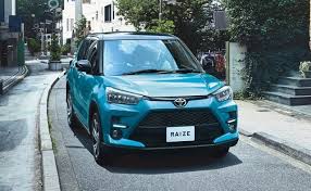 Paling terlihat jelas bedanya adalah grille yang pakai balutan warna hitam. Toyota Raize Dan Daihatsu Rocky Meluncur 30 April 2021 Kumparan Com