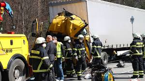 Kurz danach wurden die einsatzkräfte in den stöckerweg gefordert. Blaulicht Lastwagen Rast In Stauende Sek Einsatz In Frankfurt E Biker Stirbt