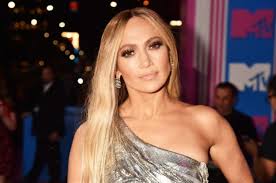 Τα διάσημα καλοσχηματισμένα οπίσθια της που τα. Tzenifer Lopez To Kayto 10yearschallenge Egkyos To 2008 Me Entypwsiako Kormi To 2018 Eirinika Gr