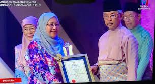 It is the most popular festival in the world for all muslim peoples. Akademi Sains Malaysia On Twitter Setinggi Tinggi Tahniah Diucapkan Kepada Professor Datuk Dr Asma Ismail Fasc Presiden Akademi Sains Malaysia Asm Atas Penerimaan Anugerah Tokoh Maulidur Rasul Peringkat Kebangsaan 1441h 2019m Tokoh Akademik