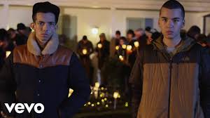 Bigflo & oli, ou la fabuleuse histoire de deux frères toulousains qui deviennent l'idole des jeunes en rappant leurs observations du quotidien. Bigflo Oli Monsieur Tout Le Monde Youtube