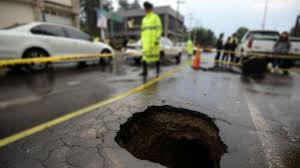 Los socavones son un problema muy común y molestos que se producen en grandes urbes, ocasionando molestias y enojo por parte de los ciudadanos, un socavón se define como el. Socavones Pueden Causar Tanto Dano Como Los Sismos Un1on Cdmx