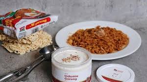 Jangan lupa indomie goreng + indomie ayam bawang untuk melengkapi trifecta jadi kedua mi di rebus dua menit, sisain air 4 sendok makan campur bumbu indomie goreng (semua), terus bumbu. Viral Es Krim Rasa Indomie Goreng Saking Cintanya Terhadap Mie Instan Kini Tuai Pro Kontra Tribunnews Com Mobile