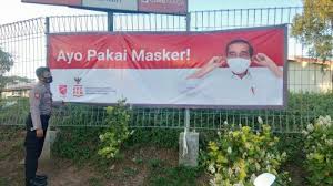 39+ mentahan foto senyum pictures. Baliho Dan Spanduk Ayo Pakai Masker Bergambar Jokowi Bertebaran Di Bandara Soetta Warta Kota