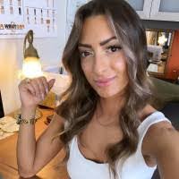 Renee Earl's Instagram, Twitter & Facebook