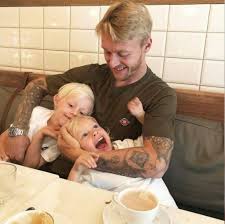 His weekly wage as of 2018 is $98591.20. Simon Kjaer Family Milan Fan Club Greece Facebook