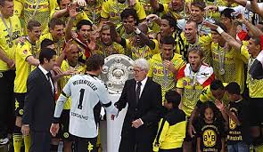 April 2011, machte der bvb die meisterschaft mit einem 2:0 sieg gegen den 1. Nach Meister Saison