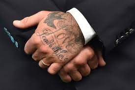 Beim ersten duschen sollten sie dann das tattoo mit milder seife und wasser sanft mit den fingerspitzen oder der hand reinigen. Tattoo Pflege So Haben Sie Langfristig Etwas Von Ihrem Tattoo Gq Germany