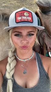 Kristal Hollis's Instagram, Twitter & Facebook