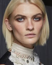 Tren Makeup Era '90-an Dihidupkan Kembali Selama Pertunjukan Musim  Semi/Panas 2022