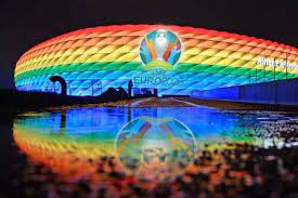Die uefa lehnt den antrag auf eine regenbogenbeleuchtung der allianz arena in münchen ab. Vfh4jvzgjulx M