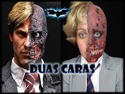 A cena do cavaleiro das trevas , onde vemos o promotor publico harvey dent ,agora duas caras procurando o responsável pela morte de sua família. Maquiagem Do Duas Caras Do Filme Batman Maquiagem Artistica Youtube